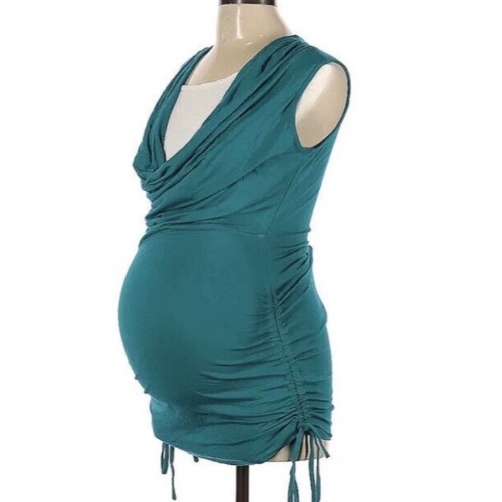 Kimi + Kai NWT sleeveless maternity top